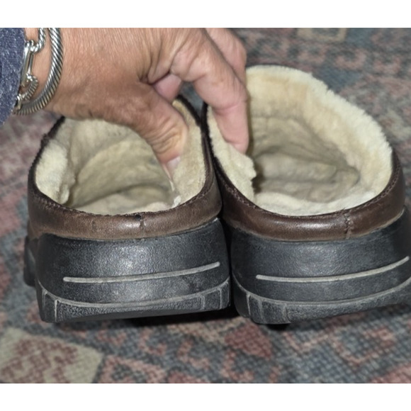 UGG Australia Brown Leather Clogs Women’s Size 7 Sheepskin Lined Slip-On Mules - Picture 2 of 6